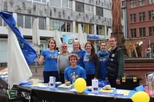 Stand der JEF Freiburg beim Europafest des Infopunkts Europa am 11.05.2015.