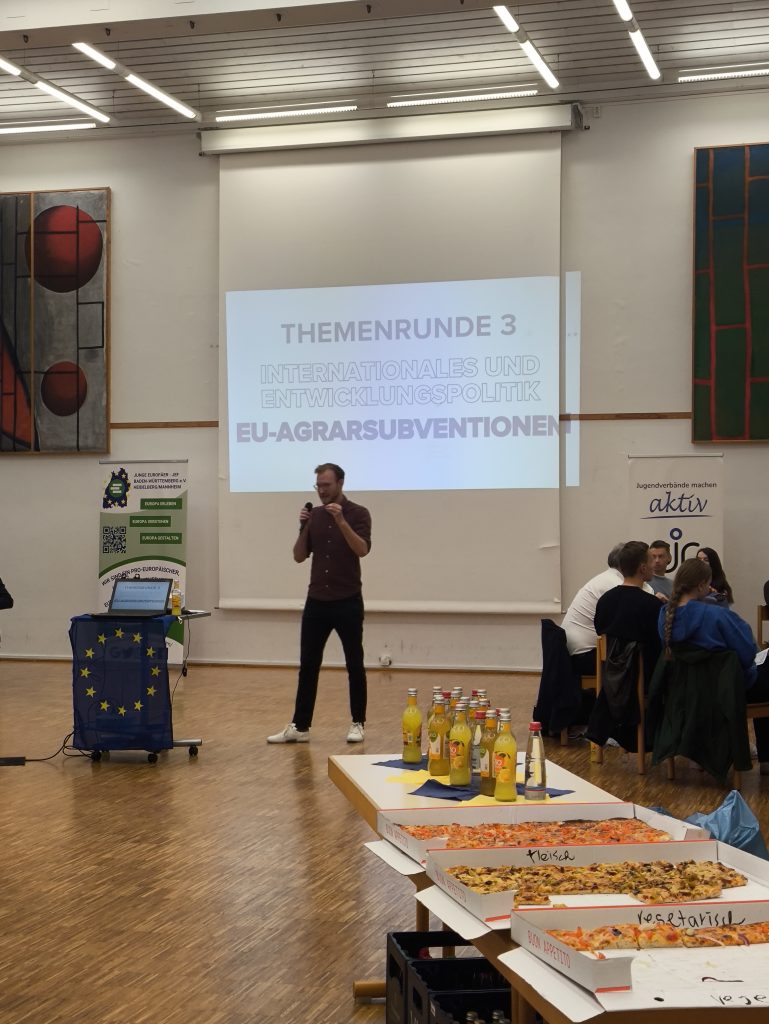 Mitten in der Diskussion.. Achtung, Pizza-Stück nicht vergessen!