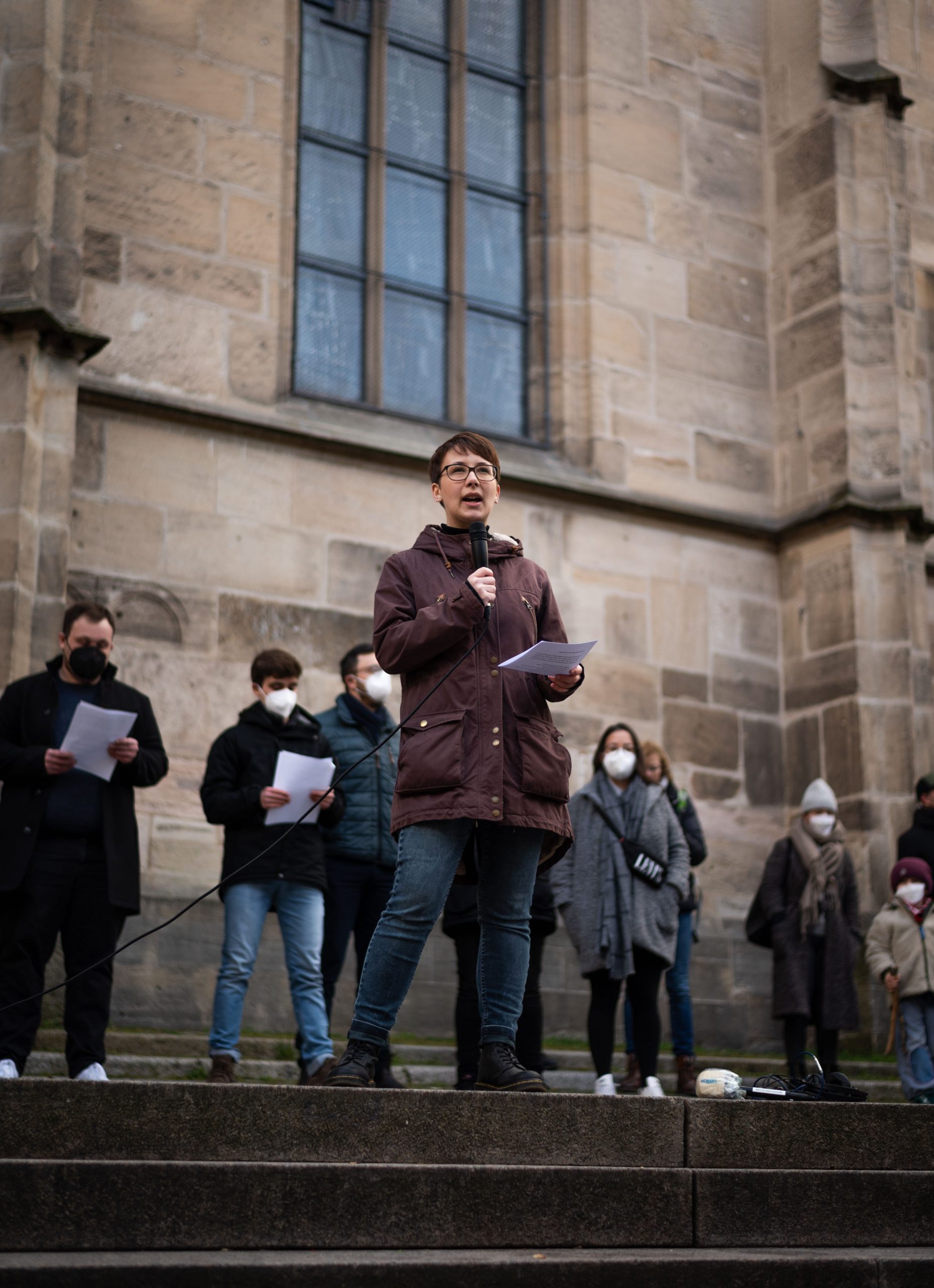 Die stellvertretende Kreisvorsitzende Vera Späth spricht für die JEF auf der Kundgebung Solidarität mit der Ukraine