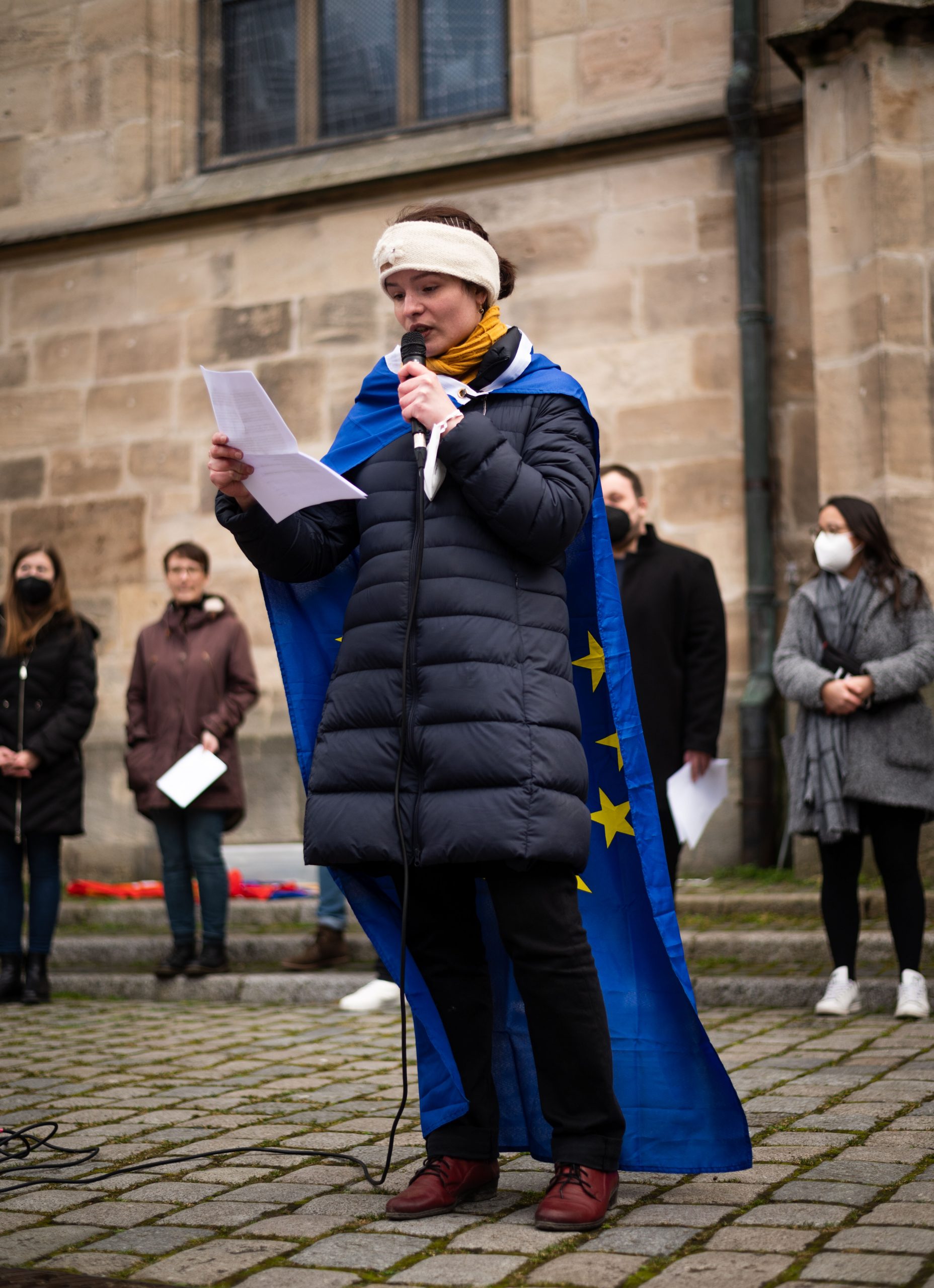 Die Kreisvorsitzende Lily Mohelská spricht für die JEF auf der Kundgebung Solidarität mit der Ukraine