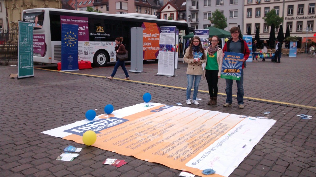 JEF Mitglieder unterstützen die Straßenzeitung der Europa Union in Mannheim