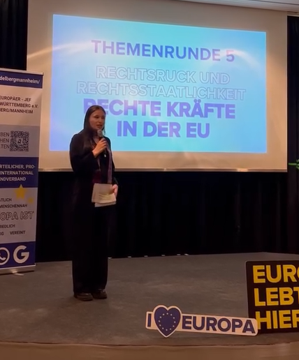 Damit das Hauptthema immer klar ist - überall EU-Fahnen :)